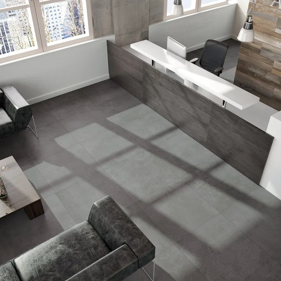 429050608_Neutra_Antracite-Natural_60x60cm__ROOM1.webp