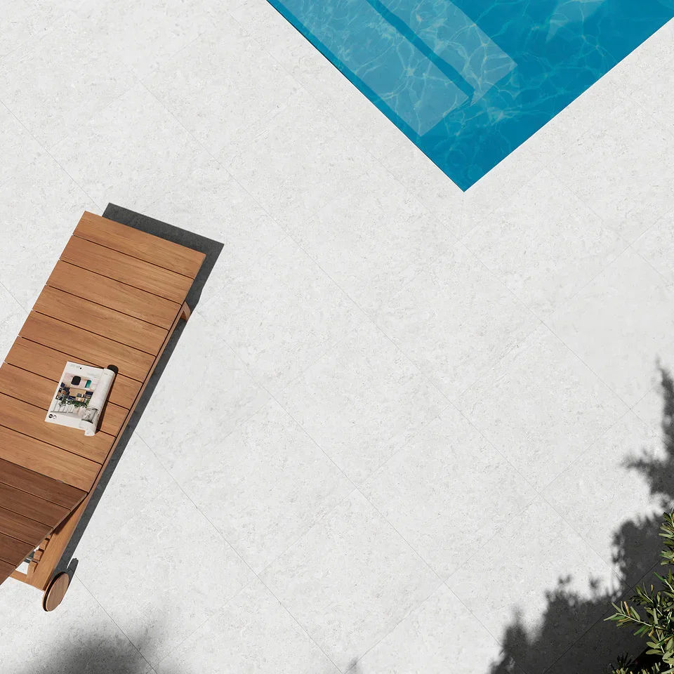 A430066170_Coralstone_BlancoAnti-Slip_60x60cm__ROOM2.webp