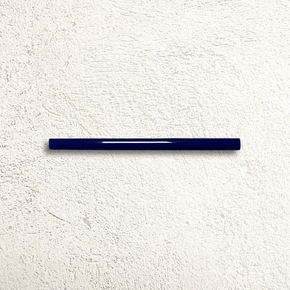 406100311_Windsor_KensingtonBluePencil-Gloss_1x15cm_FACE.webp