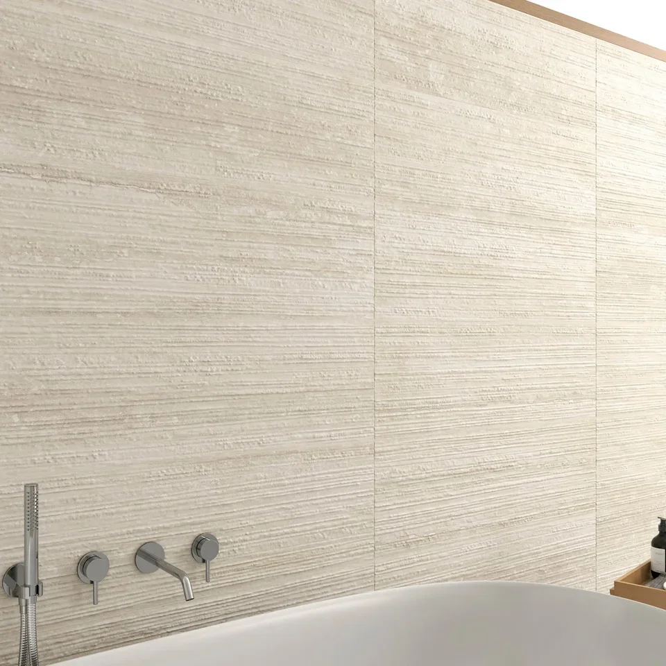 577005112_PureTravertine_GrooveIvoryMattWallTile_30x60cm__ROOM1.webp