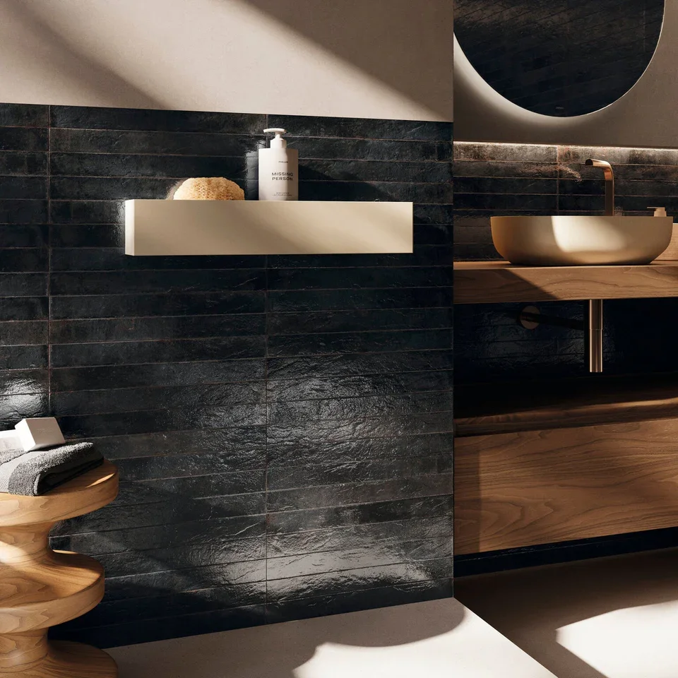 429115021_Genesi_AnthraciteBrillo_4.8x45cm__ROOM1.webp
