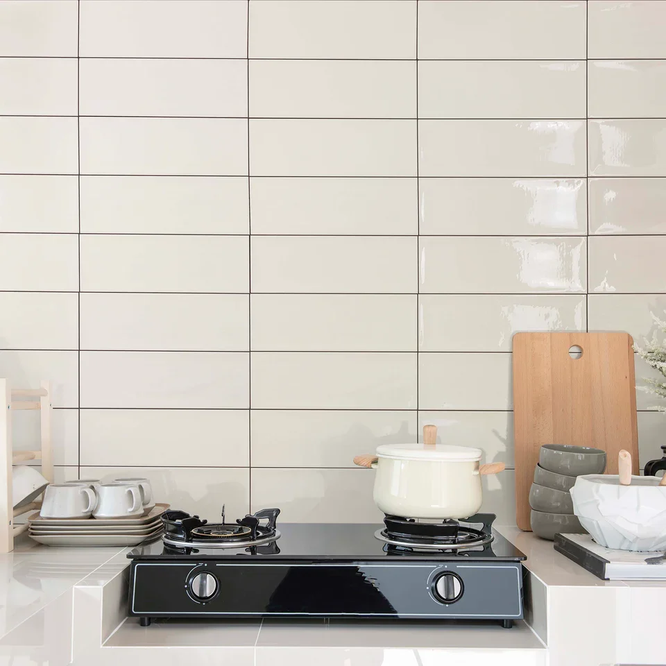 425060128_Aria_CreamGloss_10x30cm_ROOM2_294cba5e-9319-4d8e-ab02-479aad2e468a.webp