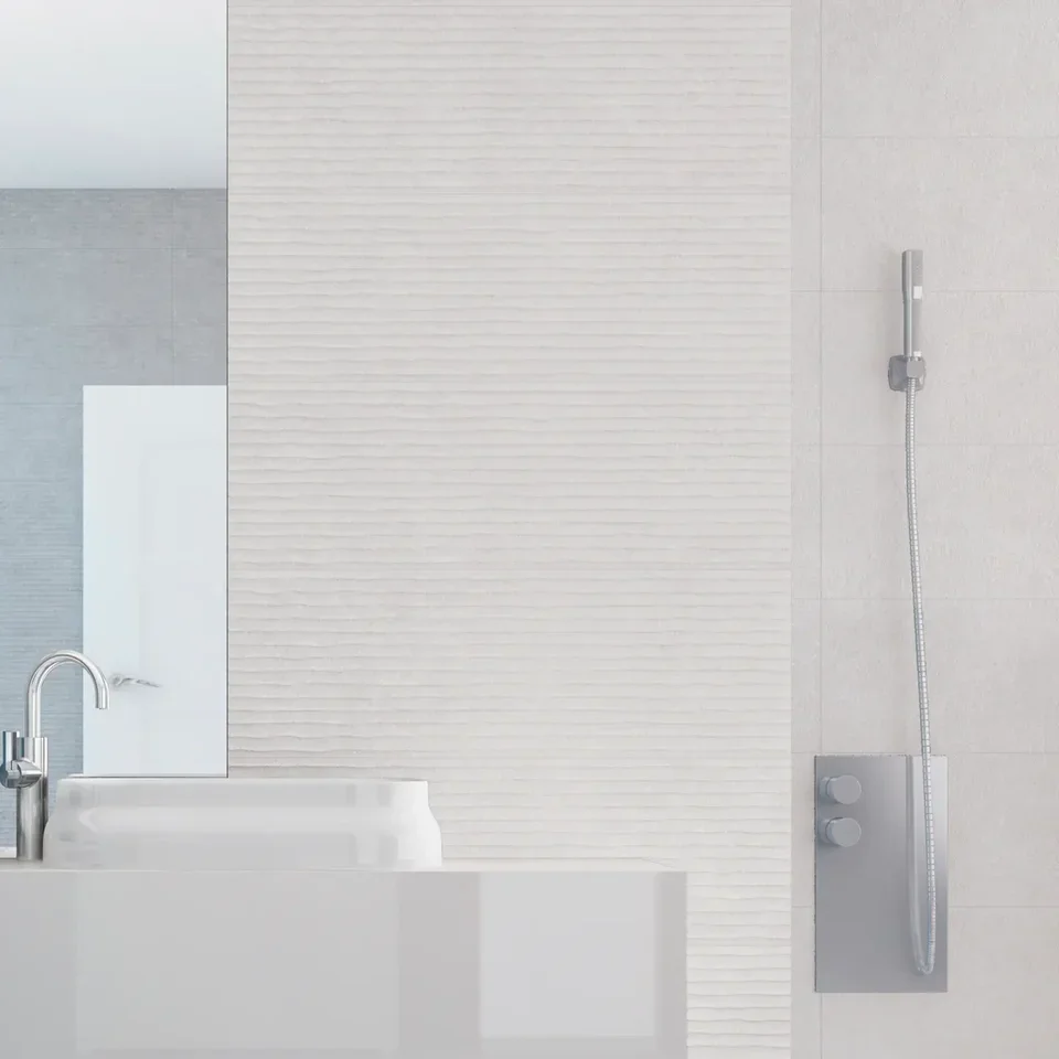 435002111_LightStone_ScoreWhite_30x90cm_ROOM3.webp