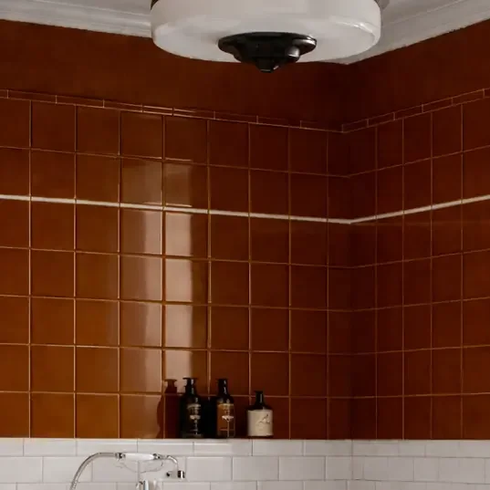 406100062_Windsor_OsborneCaramel-Gloss_15x15cm__ROOM1.webp