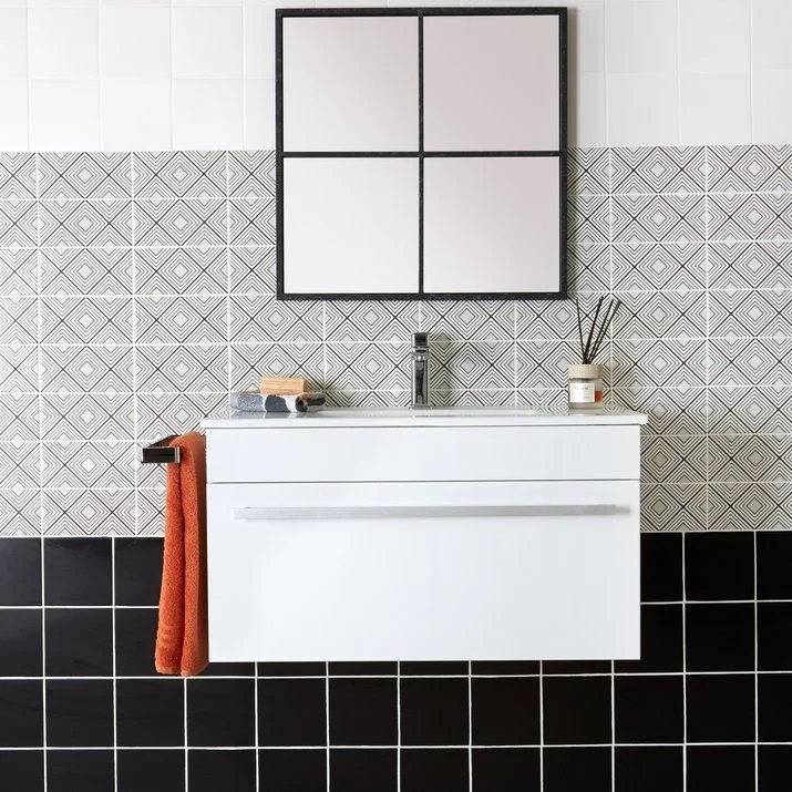 monochrome_bathroom_2.jpg__715x715_q85_crop_subsampling-2_upscale.jpg