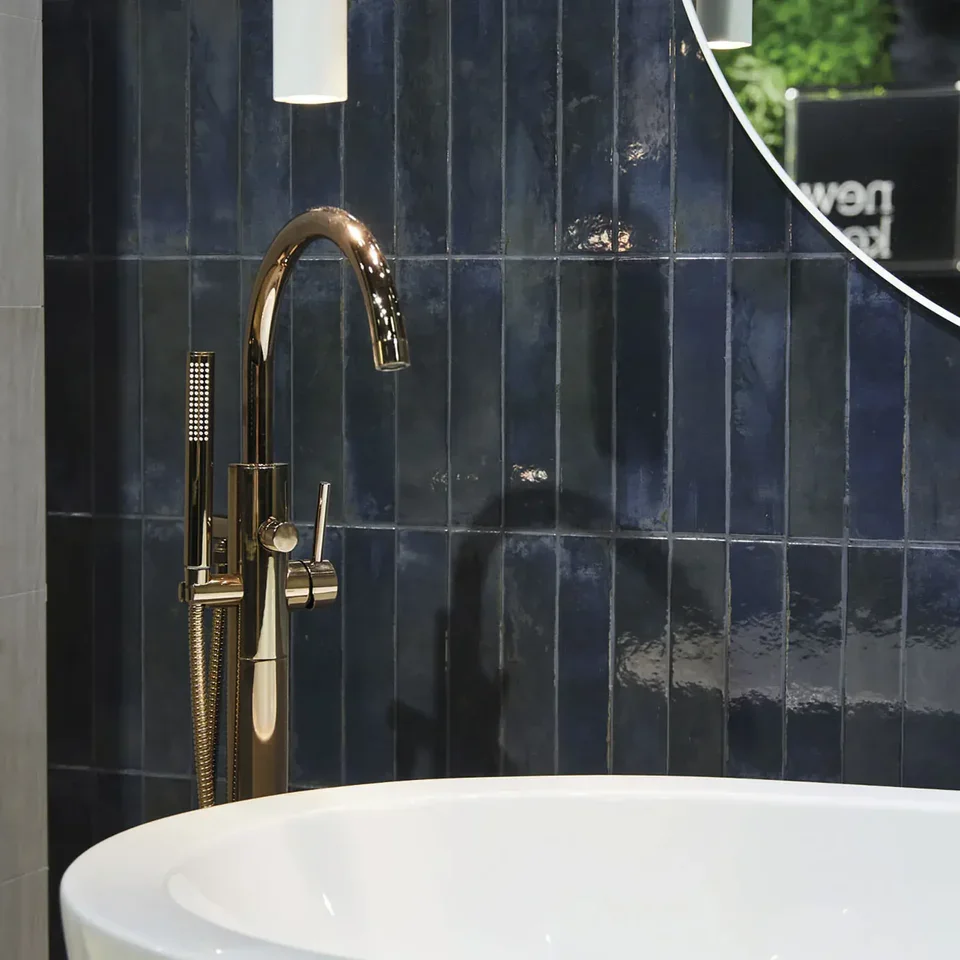 577200015_Lisbon_BlueCobalt-Shine_5.6x26.7cm__ROOM1.webp