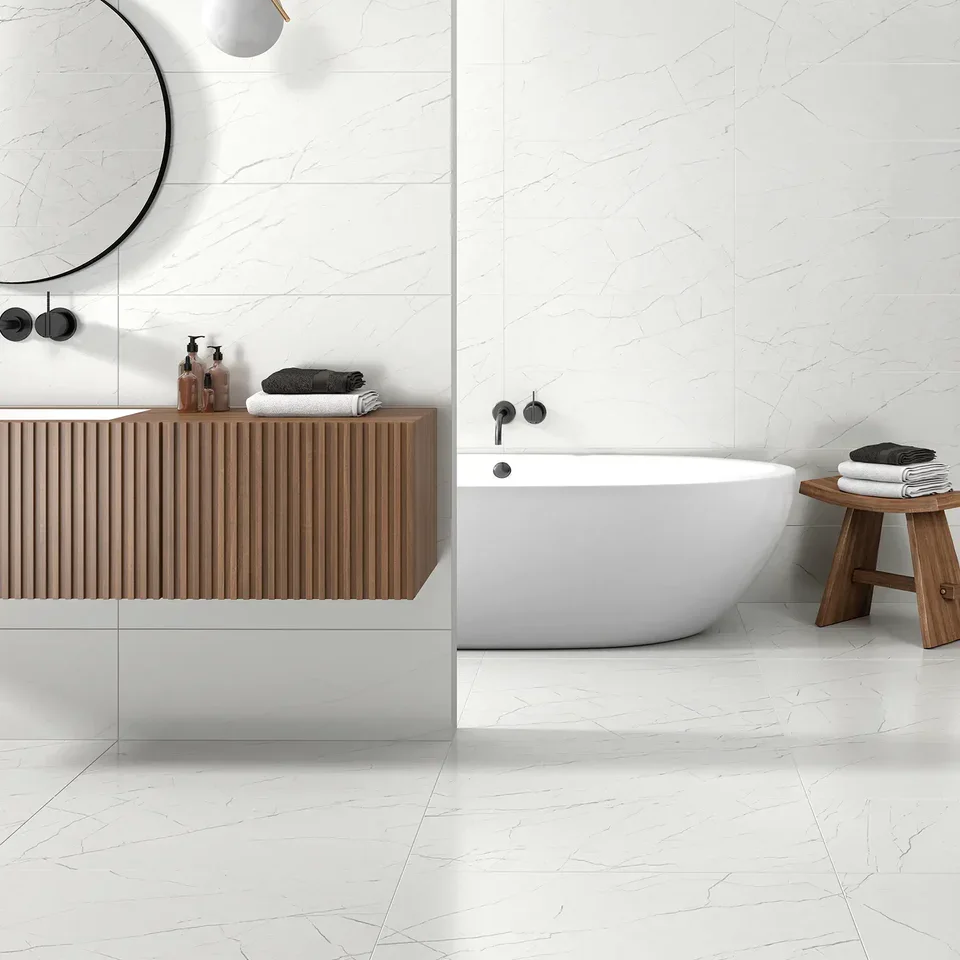 577004420_Muse_WhiteNatural_60x60cm_ROOM1.webp