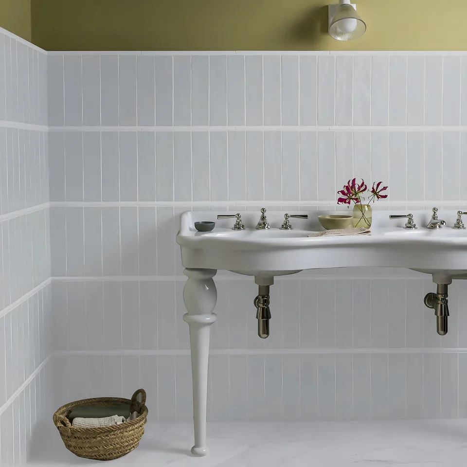 354011020_Belgravia_MistGloss_7.5x30cm__ROOM1.webp