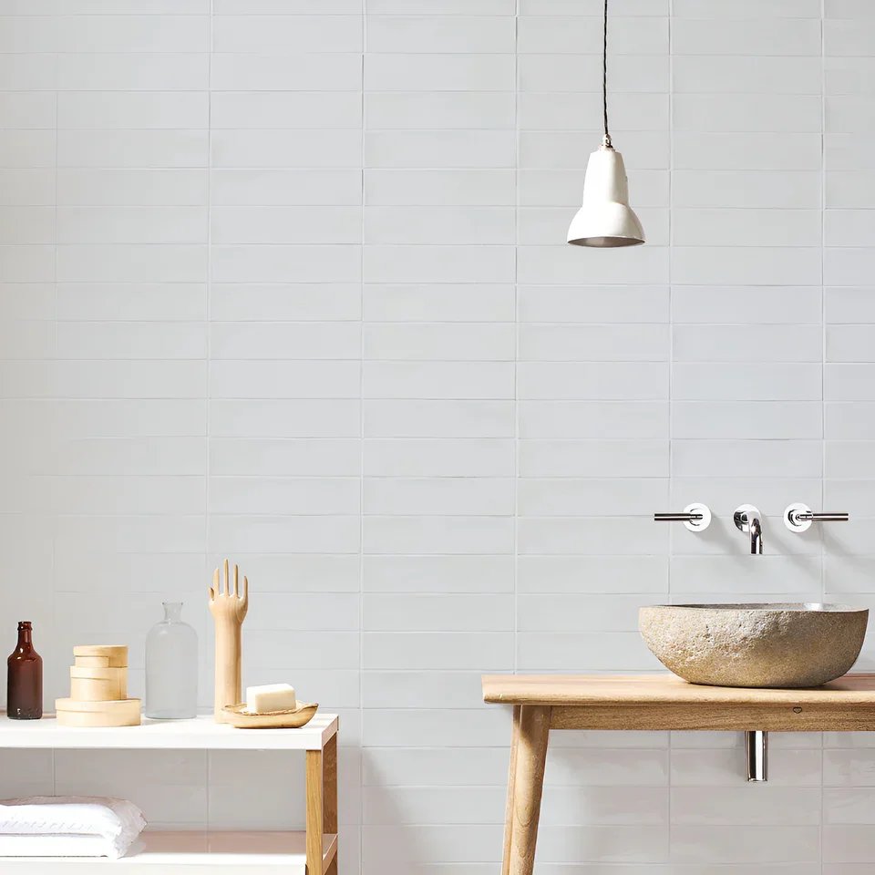 354011025_Belgravia_SnowGloss_7.5x30cm__ROOM1.webp