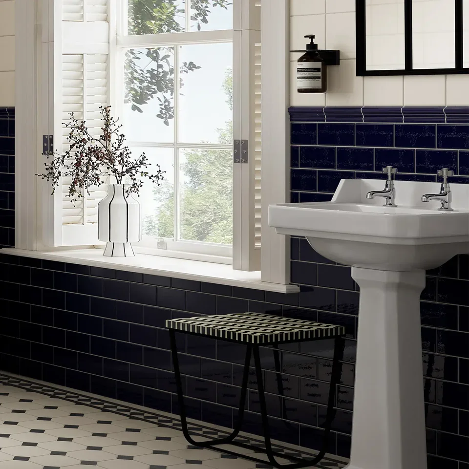 406100021_Windsor_KensingtonBlue-Gloss_7.5x15cm_ROOM3.webp
