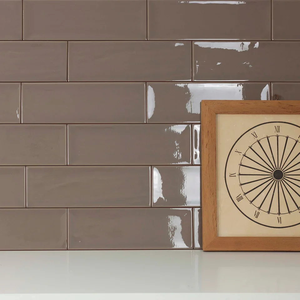 425060132_Aria_DarkBrownGloss_10x30cm_ROOM1.webp