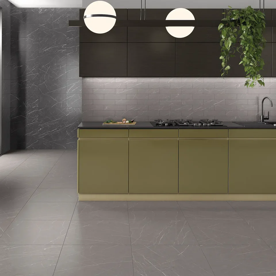 577004422_Muse_GreyNatural_60x60cm_ROOM1.webp