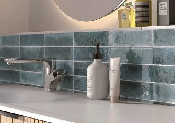 AMBIENTE-DETALLE-Seralis-TURQUOISE-60X246-REV-CONTRACT-WHITE-60X120-BANO-600x424.jpg
