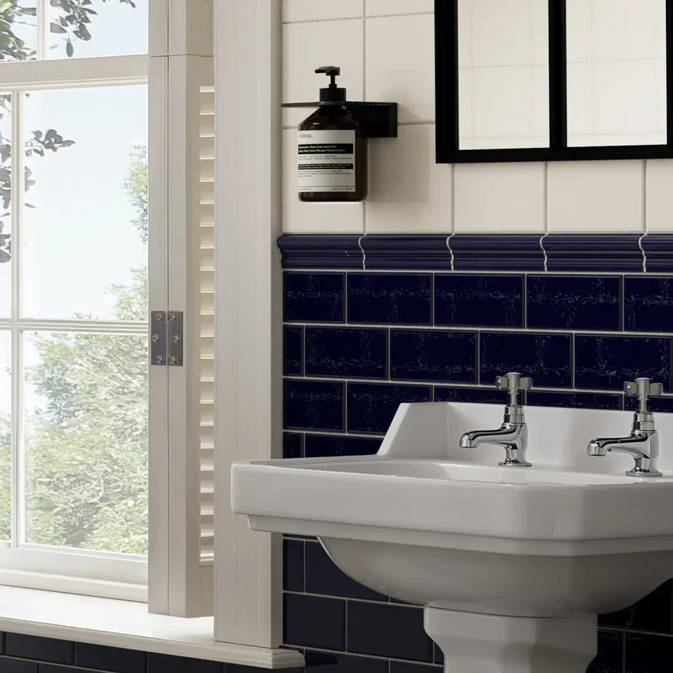406100361_Windsor_KensingtonBlueMolduraItaliana-Gloss_5x15cm_ROOM1.webp