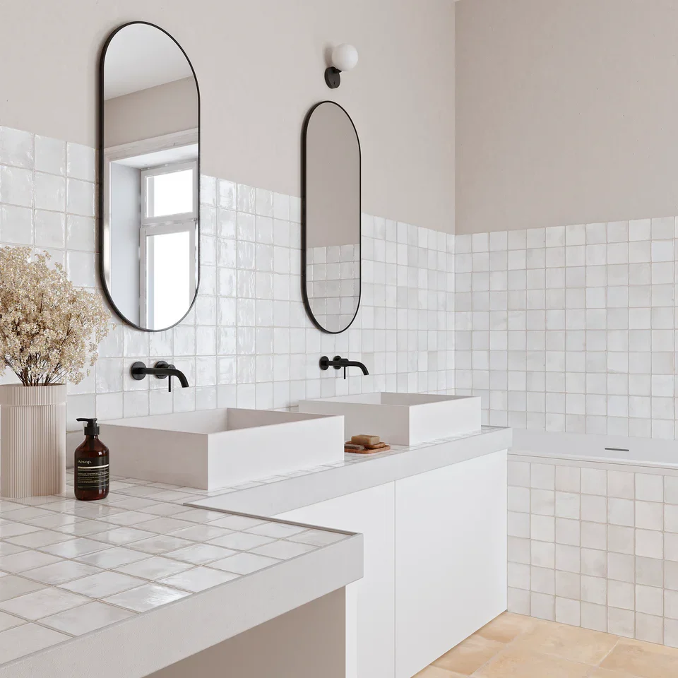 404462018_Dakota_32x62.5cm_Pearl_ROOM3.webp