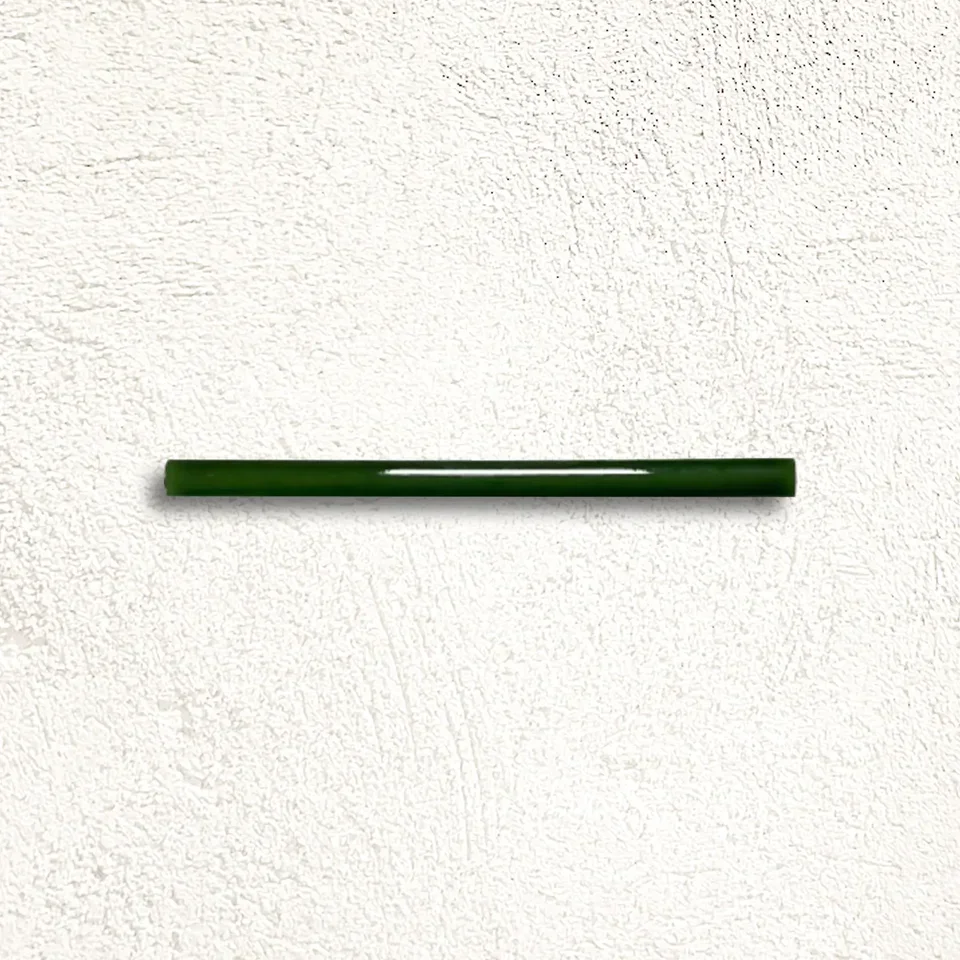 406100310_Windsor_BalmoralGreenPencil-Gloss_1x15cm_FACE.webp