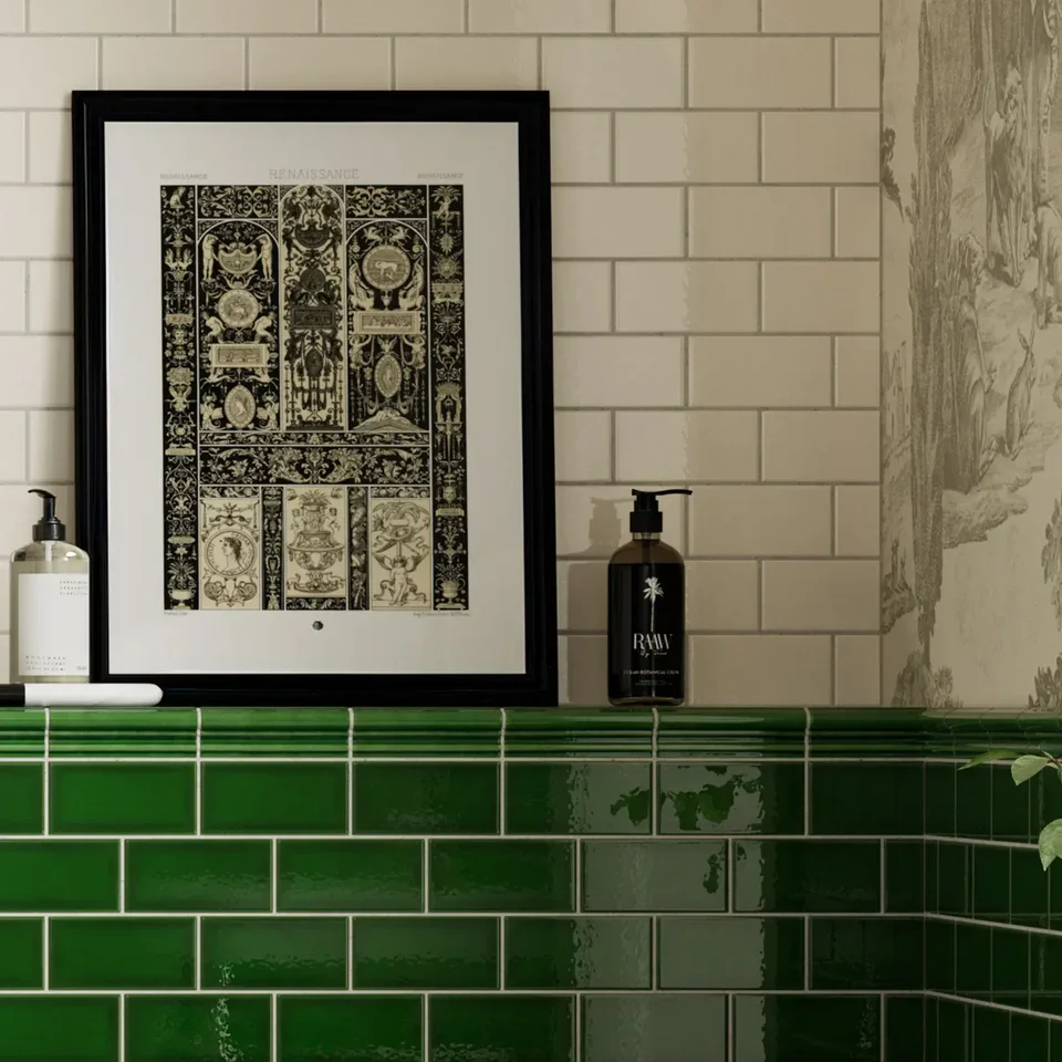 406100360_Windsor_BalmoralGreenMolduraItaliana-Gloss_5x15cm_ROOM2.webp