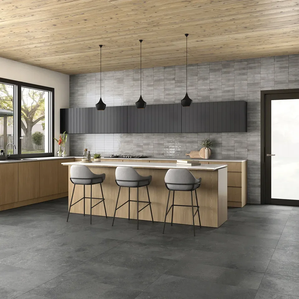 577200013_Lisbon_Grey-Shine_5.6x26.7cm__ROOM1.webp