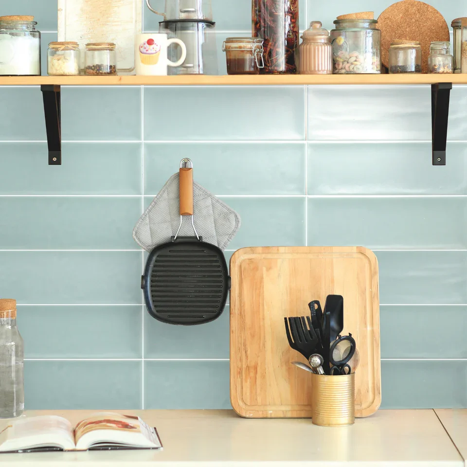 425060149_Aria_GreenMatt_10x30cm__ROOM1.webp