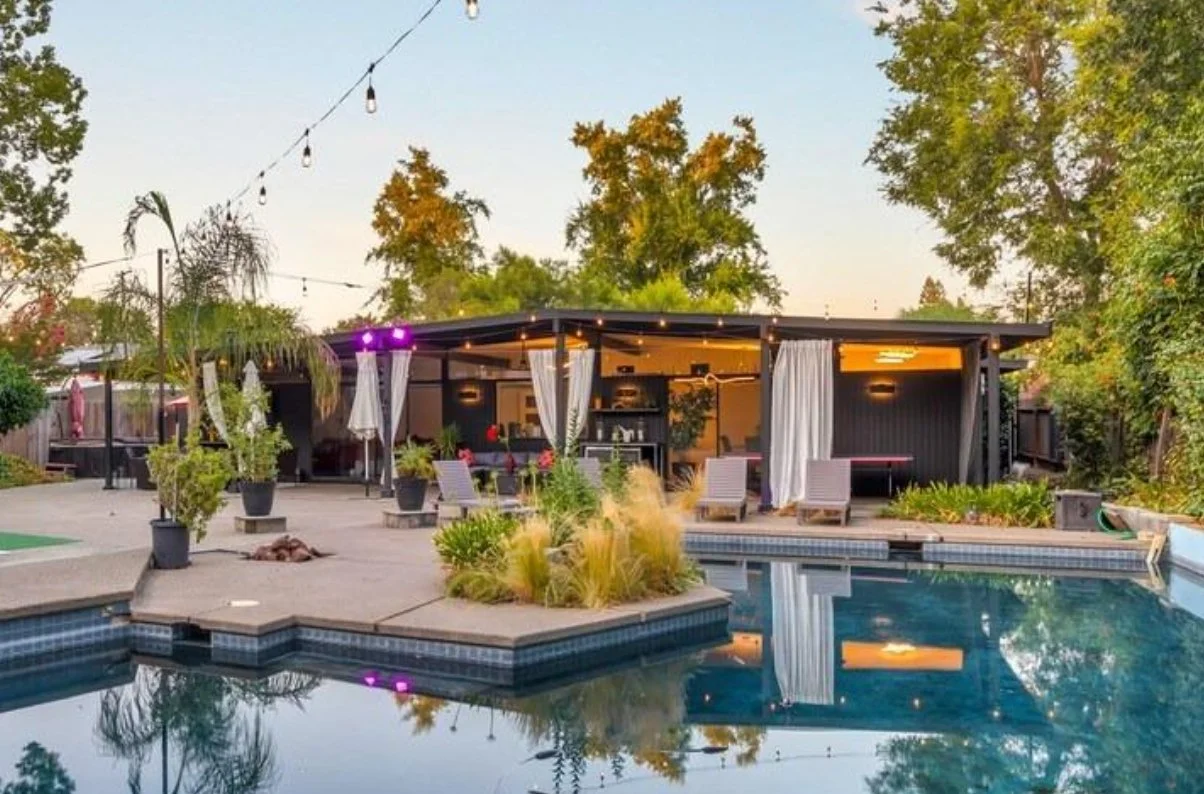 Mid Cenitry Modern Streng home with back of house clad in glass open to pool.