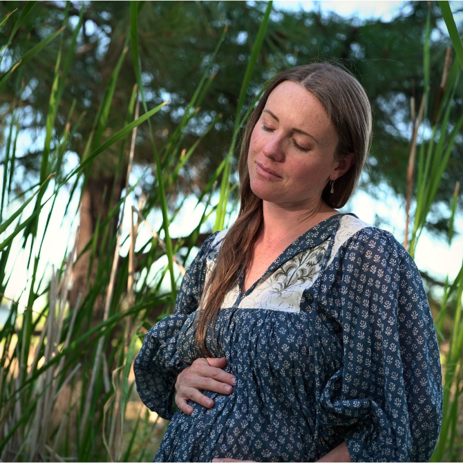 amara-pregnant-blue-dress-for-web-2.png