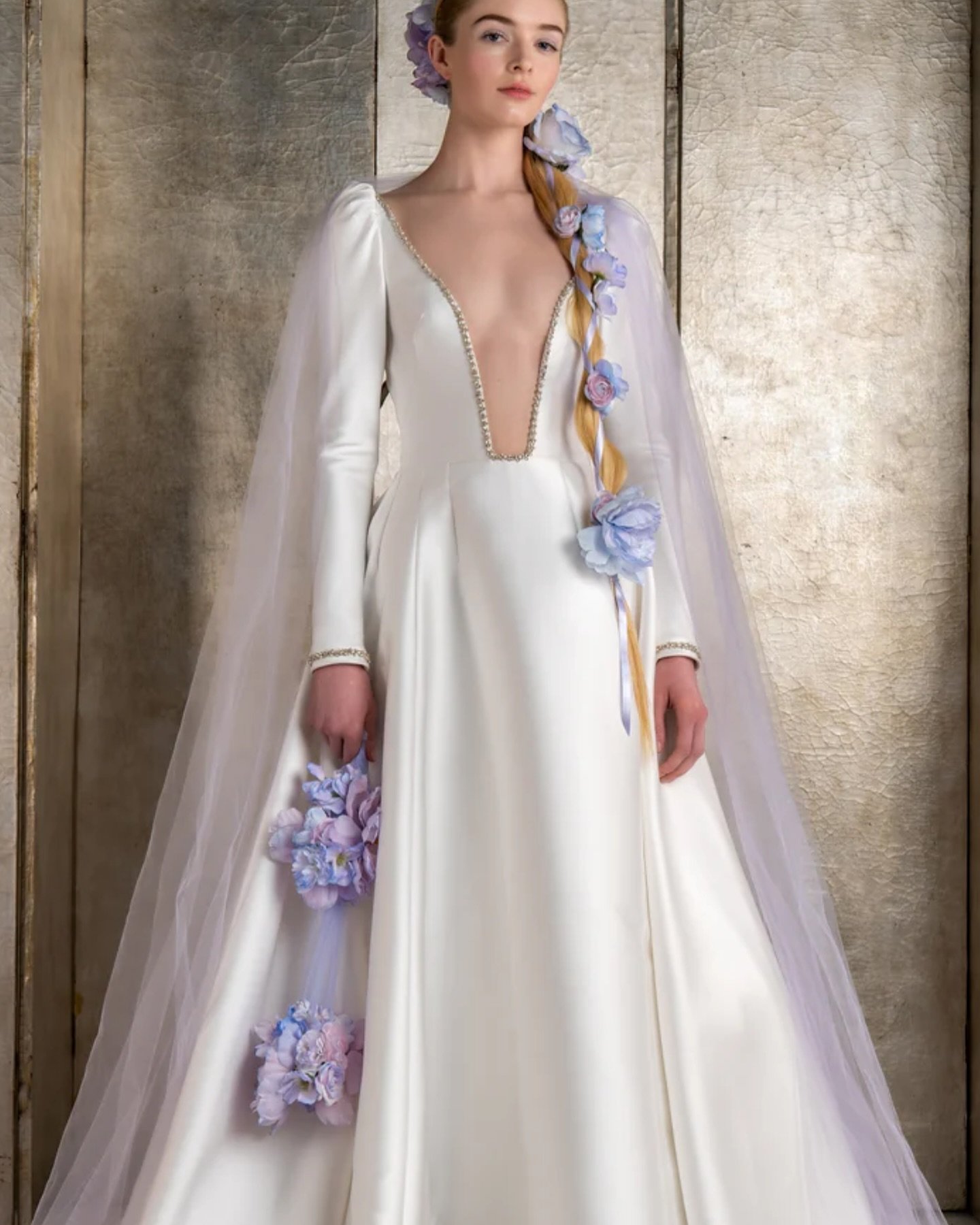 This beautiful Find &mdash; Angelina by Reem Acra &mdash; just arrived to the Chic Parisien Pop Up Sample Sale and it&rsquo;s 50% off the original price. I spired by Hollywood glamour, with a modern edge, this beautiful long sleeved wedding dress is 