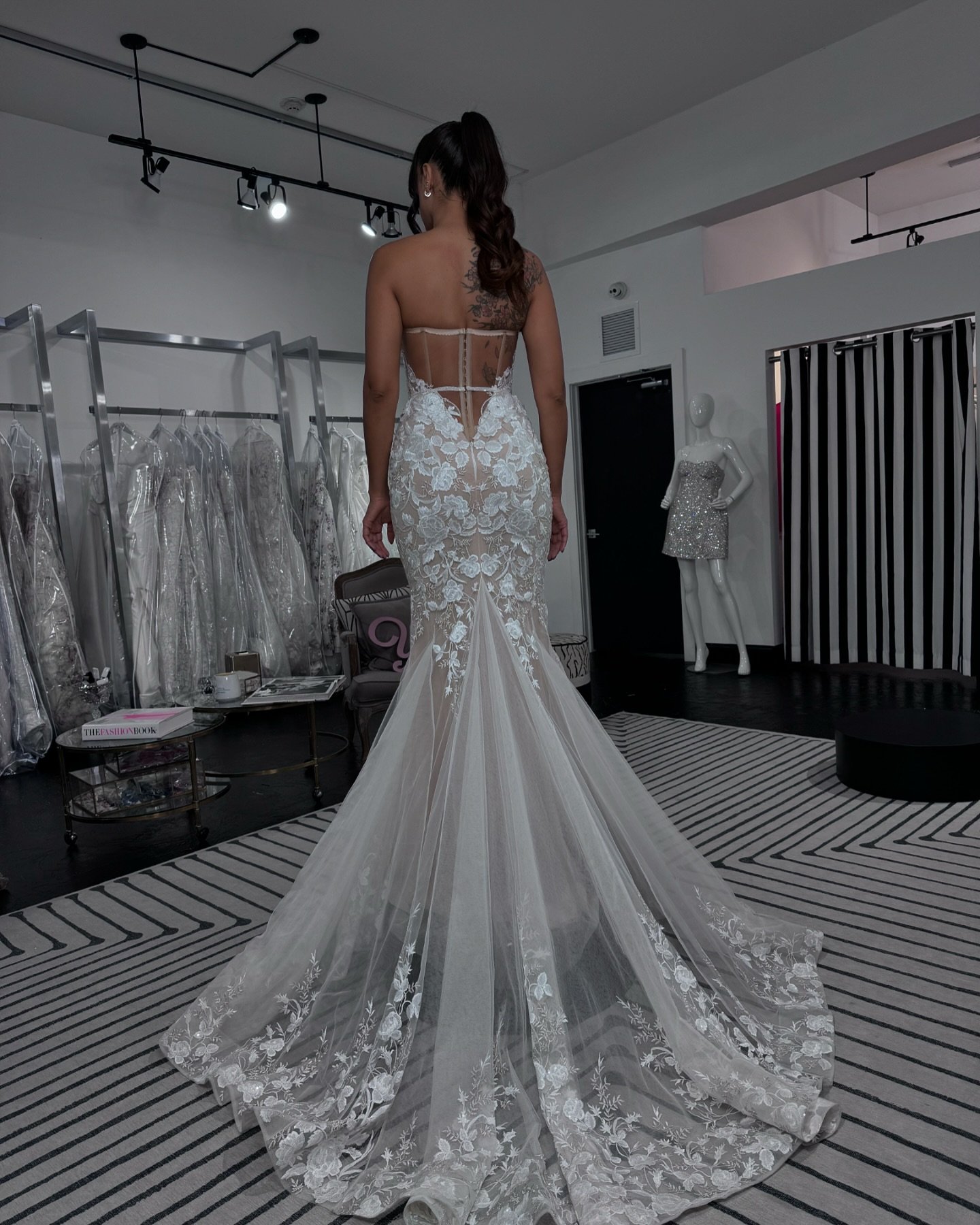 Hello ladies, time to find your dream wedding dress at a dream price. 🖤🖤🖤