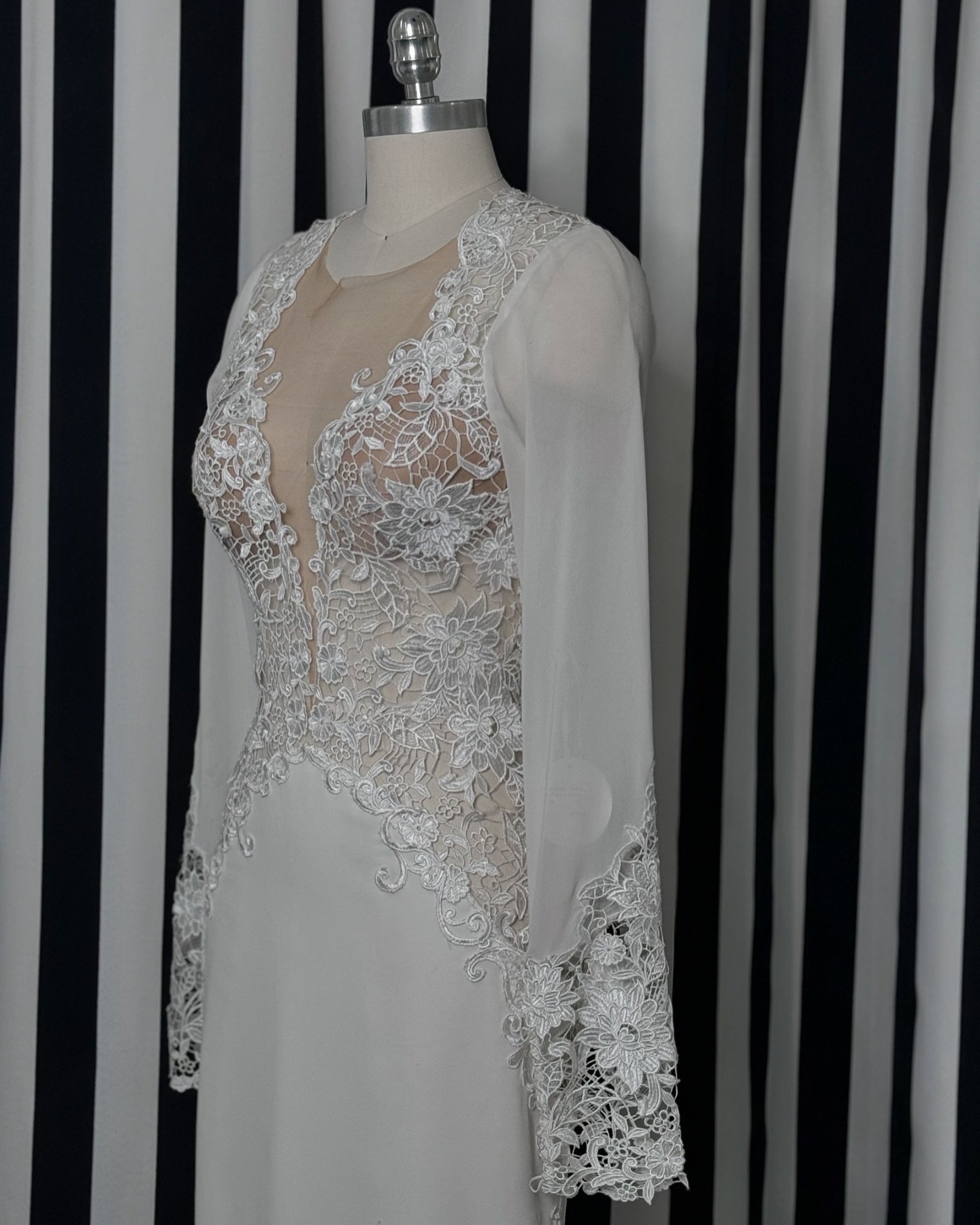 A peek of gowns included in our $990 Black Friday Sale &mdash; for more info please email findit@thefindbridal.com 🖤🖤🖤