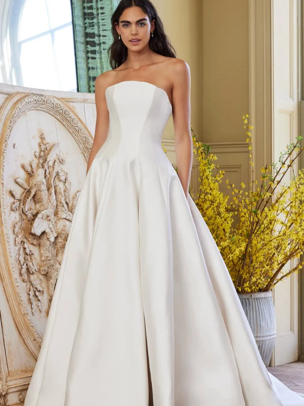 Saffron by Ines Di Santo &mdash; now 50% off the original price. For the bride who&rsquo;s been asking for the drop waist, clean bride aesthetic, this Ines Di Santo sample is now in stock and ready for you to find her. 🖤🖤🖤