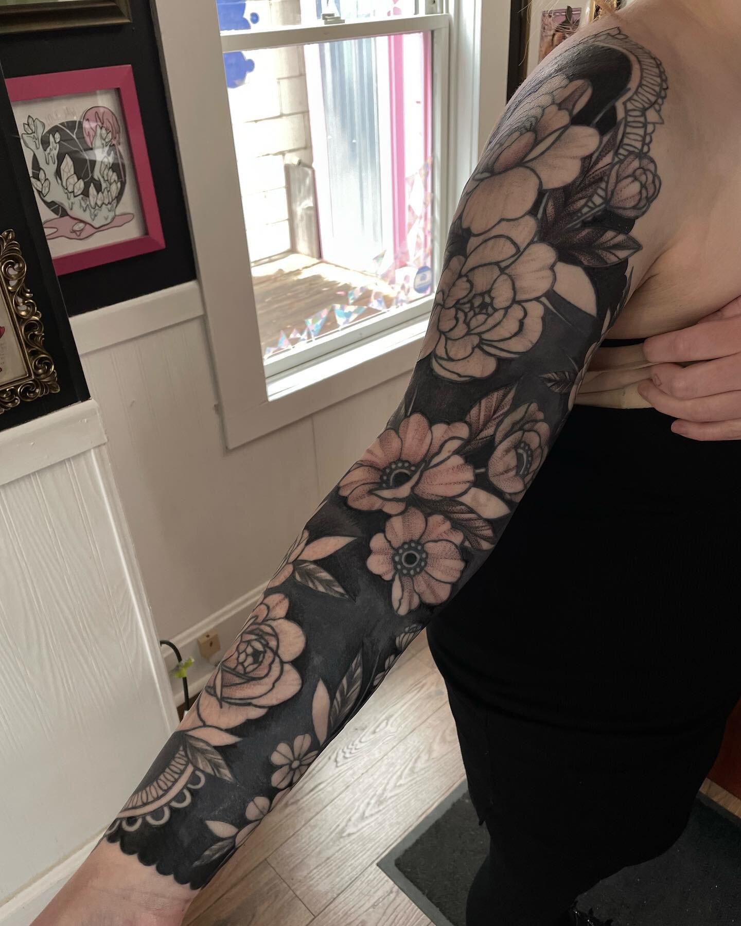 Last session on this blackout sleeve 🥺 3 years in the making 🫶🏻 some healed, some fresh, some touch ups, a little but of everything going on lol 
.
.
.
#tattoo #tattoos #sleeve #tattoosleeve #floralsleeve #blackoutsleeve #blackout #wisconsin