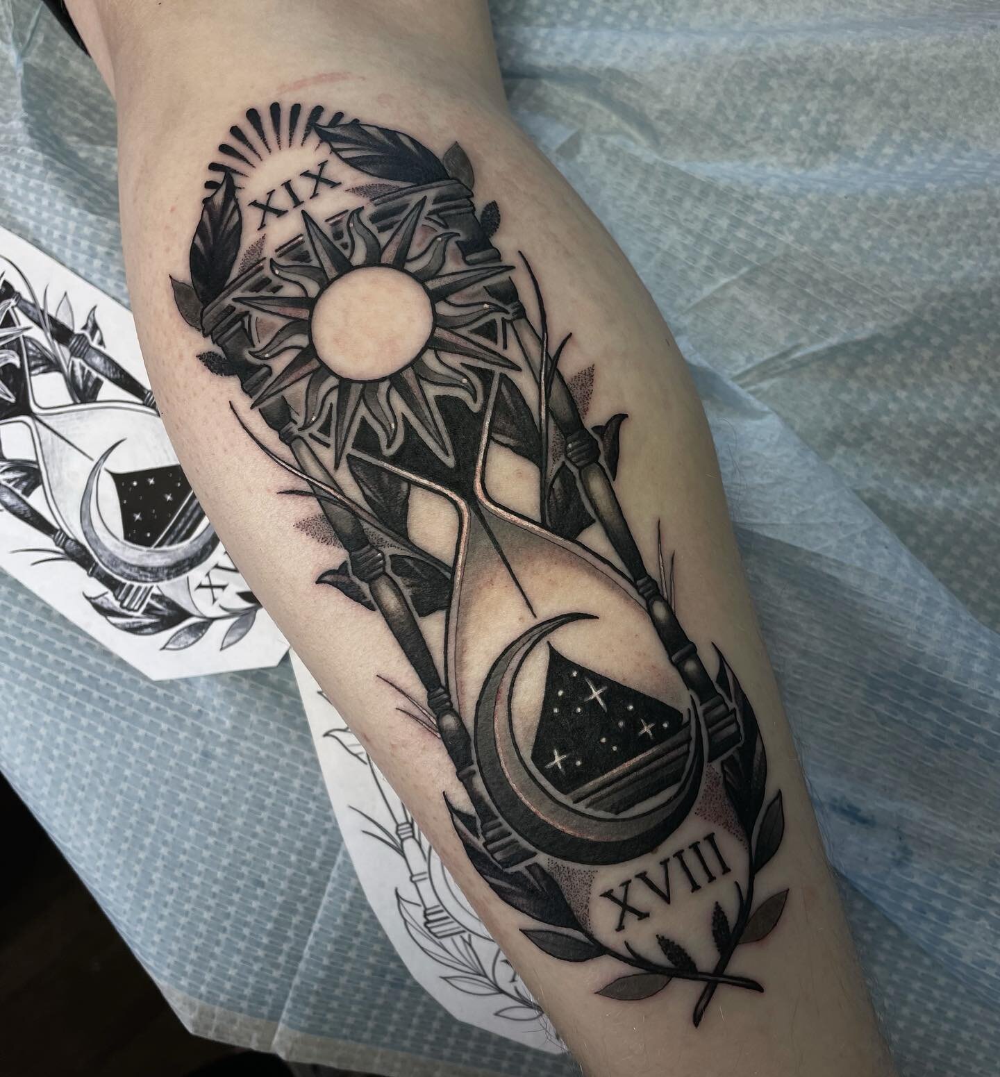 One from the other day :) 
.
.
.
. 
#tattoo #tattoos #ink #blackandgray #hourglass #hourglasstattoo
