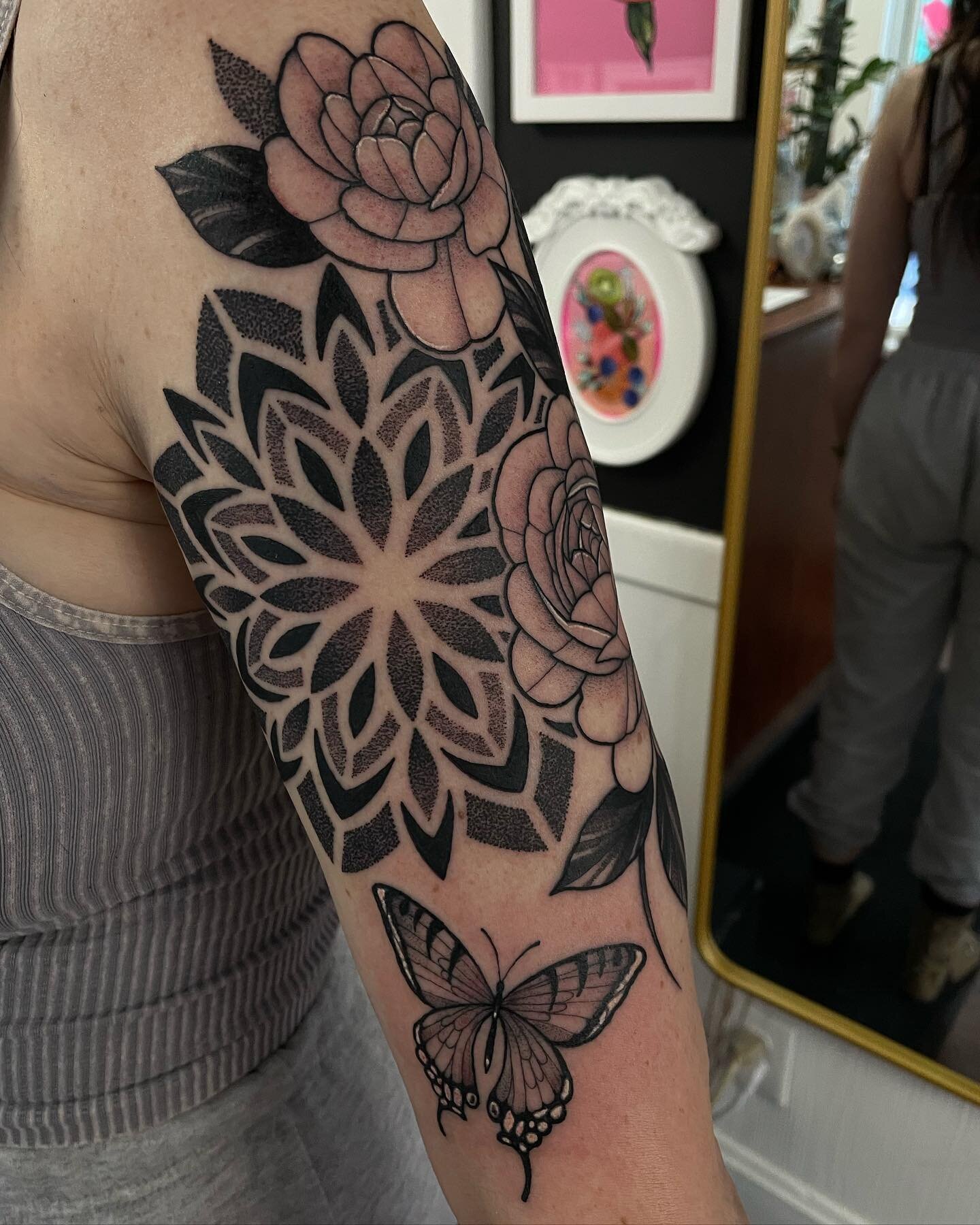 Start of a sleeve 🫶🏻 
.
.
.
#tattoo #tattoos #ink #sleeve #floraltattoo #flowertattoo #floralsleeve #dotwork #mandala #stipple