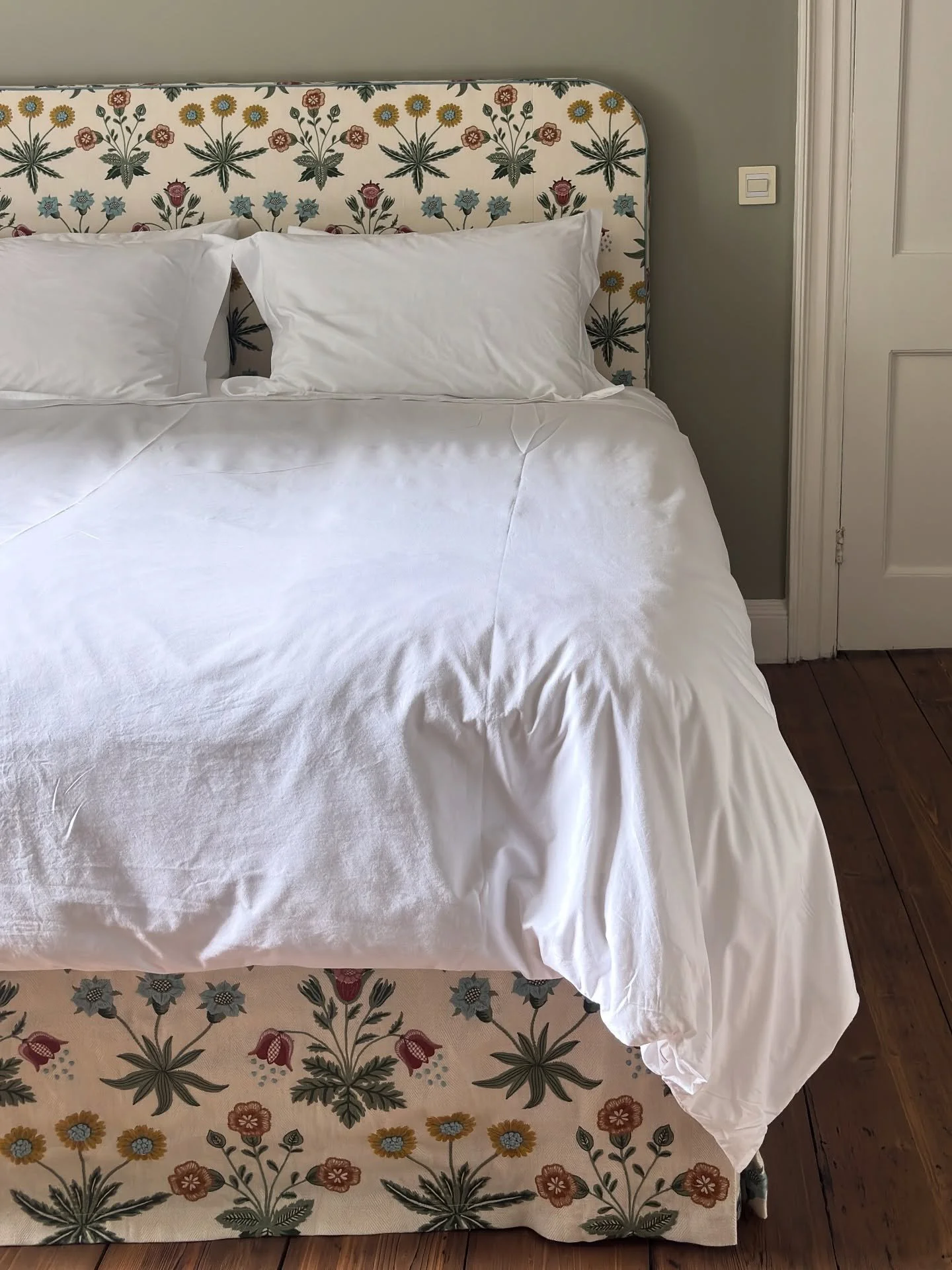 All things bright & beautiful! The light and colour in this room is stunning. Daisy πΌ embroidery fabric from @williammorriscollection with contrast piping from @samuelandsons . Thank you Georgia we love it! ππ #headboards #headboard #upholster