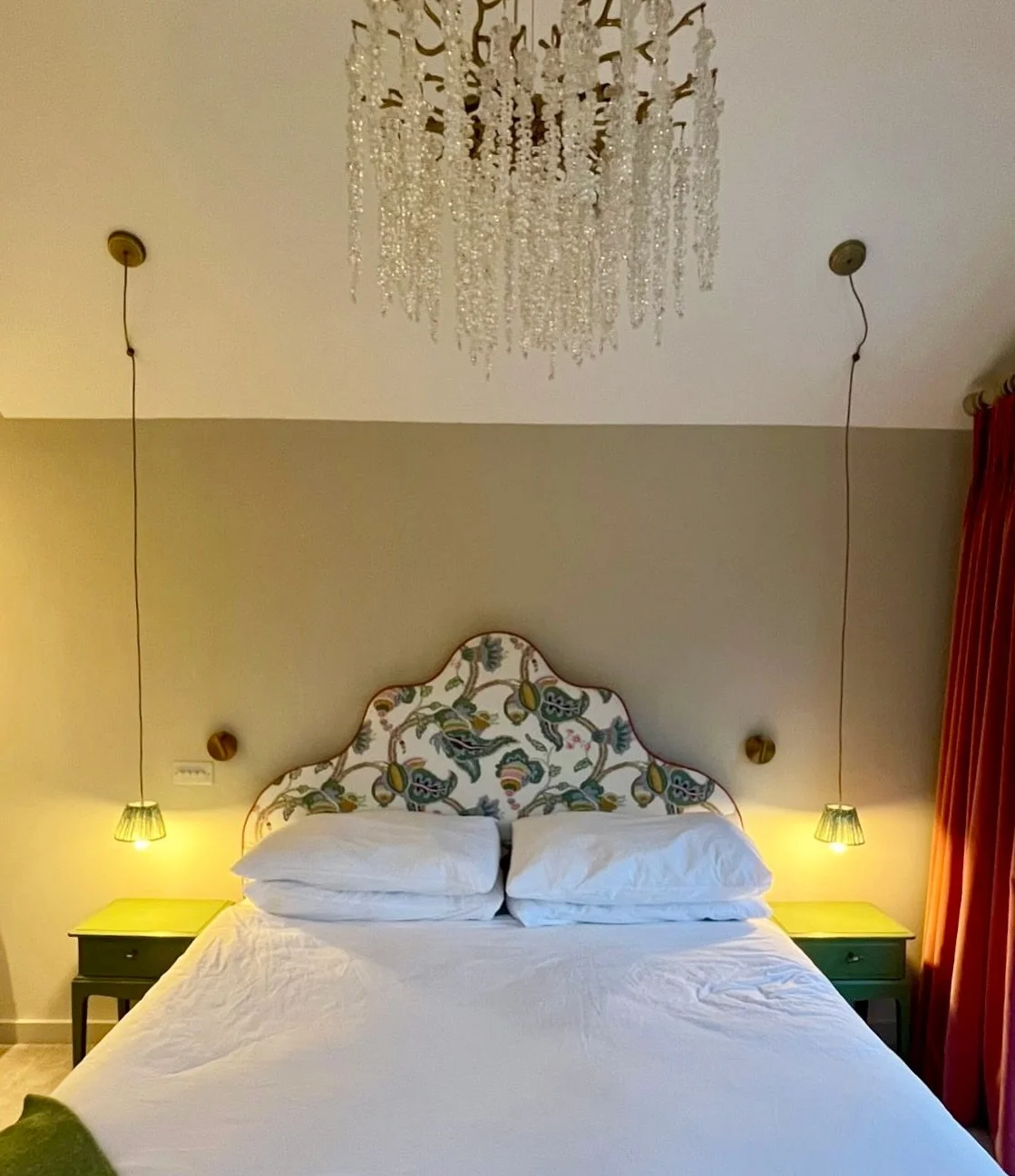Piping perfection! Introducing a pop of colour to coordinate existing curtains to our Beryl headboard in this stunning room, designed by @wordsfromgreenmount  Fabric- Perdana Emerald. Piping Omega Velvet- Watermelon both from Linwood Fabrics. ππ