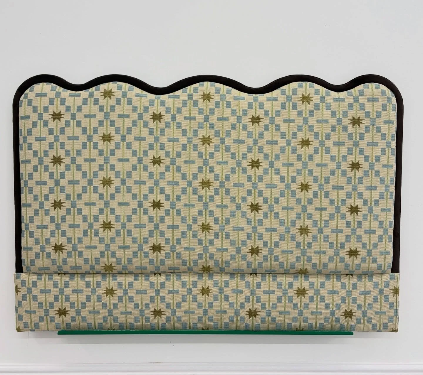 The bordered edge on this Wave headboard is absolutely doing it for us!  Seen here is the ever popular Afua fabric by Studio Ashby in Olive&hellip; with a brown bordered edge.. How would you design yours? #headboard #headboards #woven #upholsteredhea