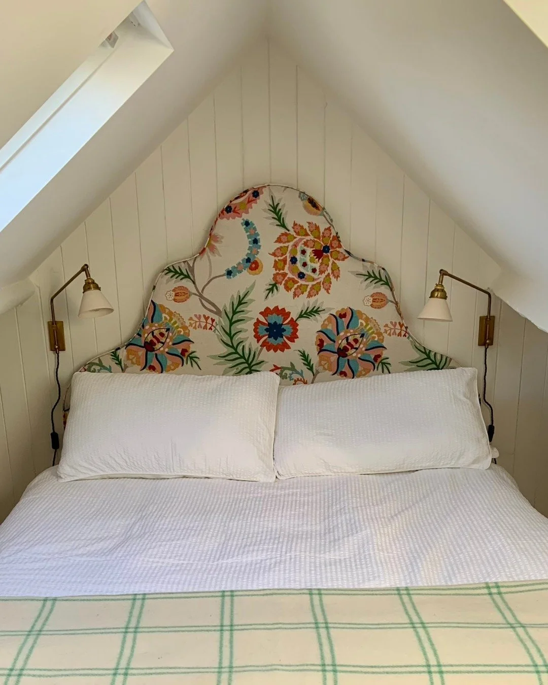 A slightly more traditional shape, but done our way.

Our Beryl headboard, handmade in England and built to order, so nothing ever feels off-the-shelf.
Classic, but not stiff, and designed to work in real homes.

Seen here in @janechurchillinteriors 