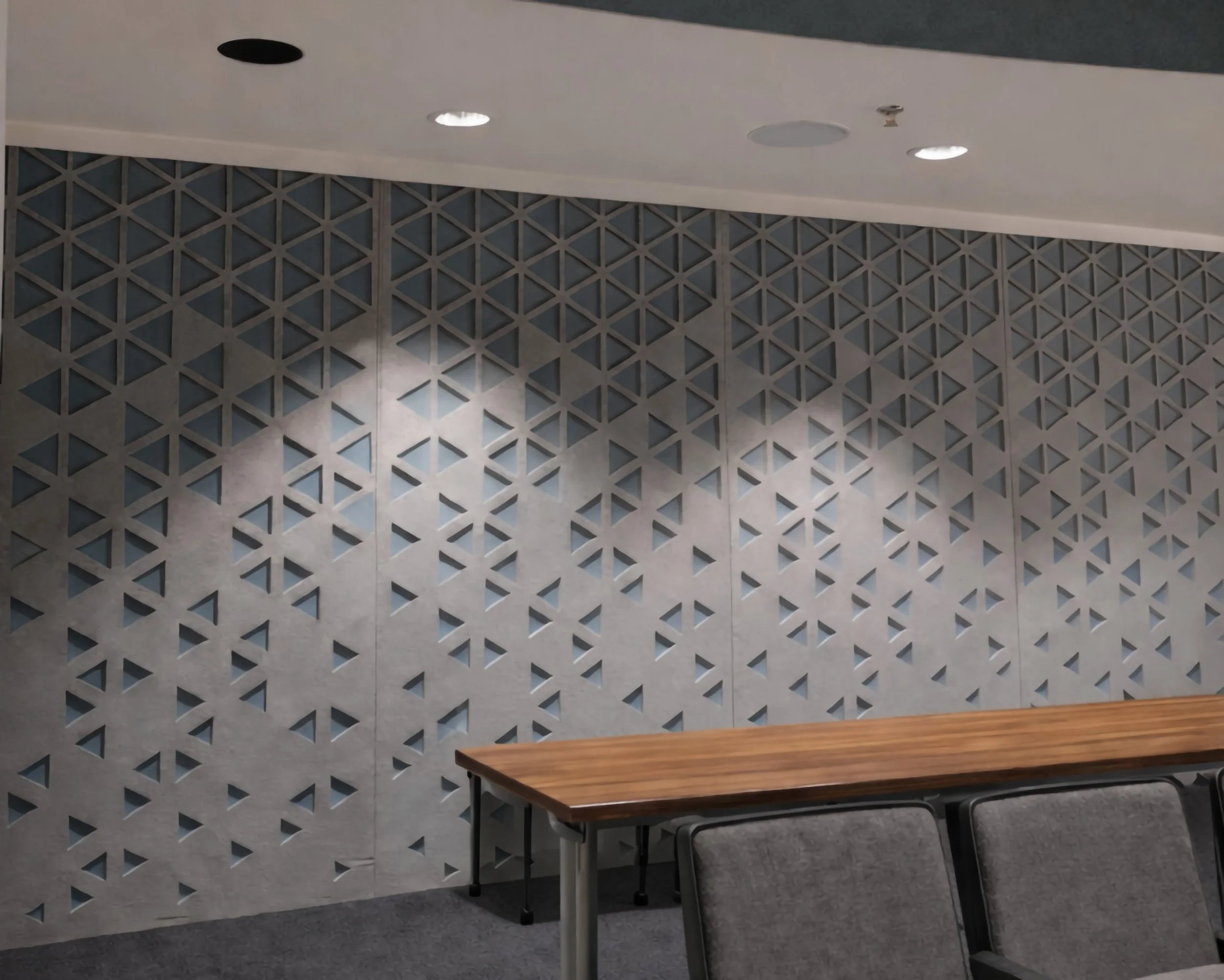 akouo-giosfelt-motif-acoustical-wall-panels-in-a-gray-pattern-and-blue-back.jpg