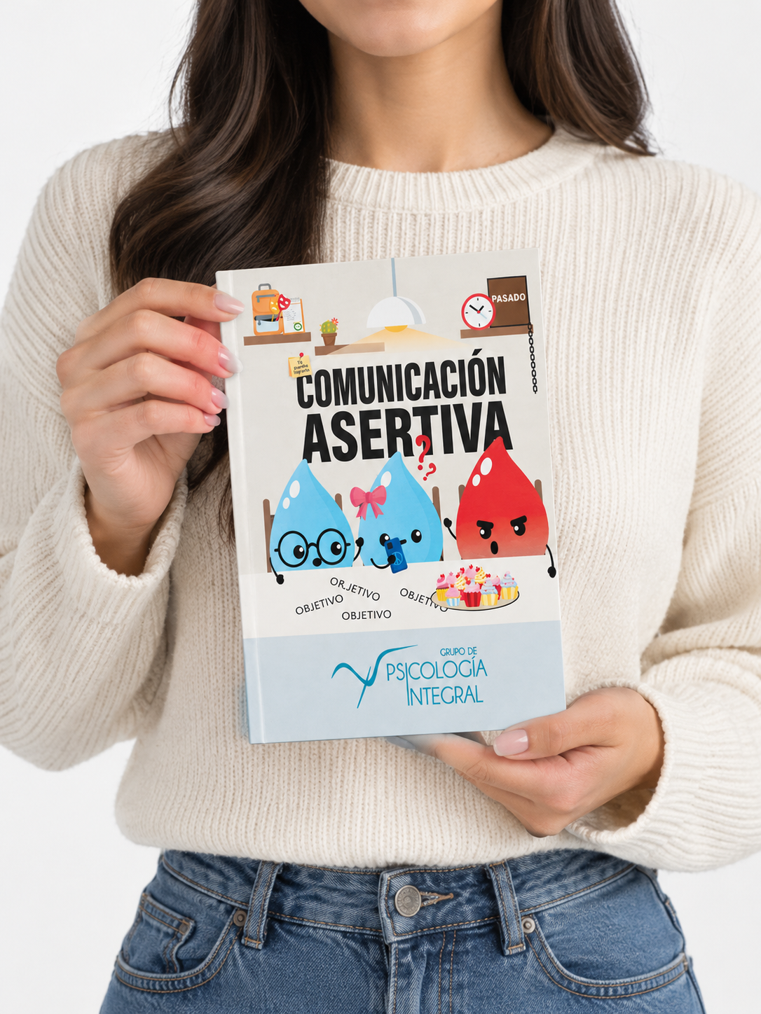 Libro de comunicación asertiva en manos.png