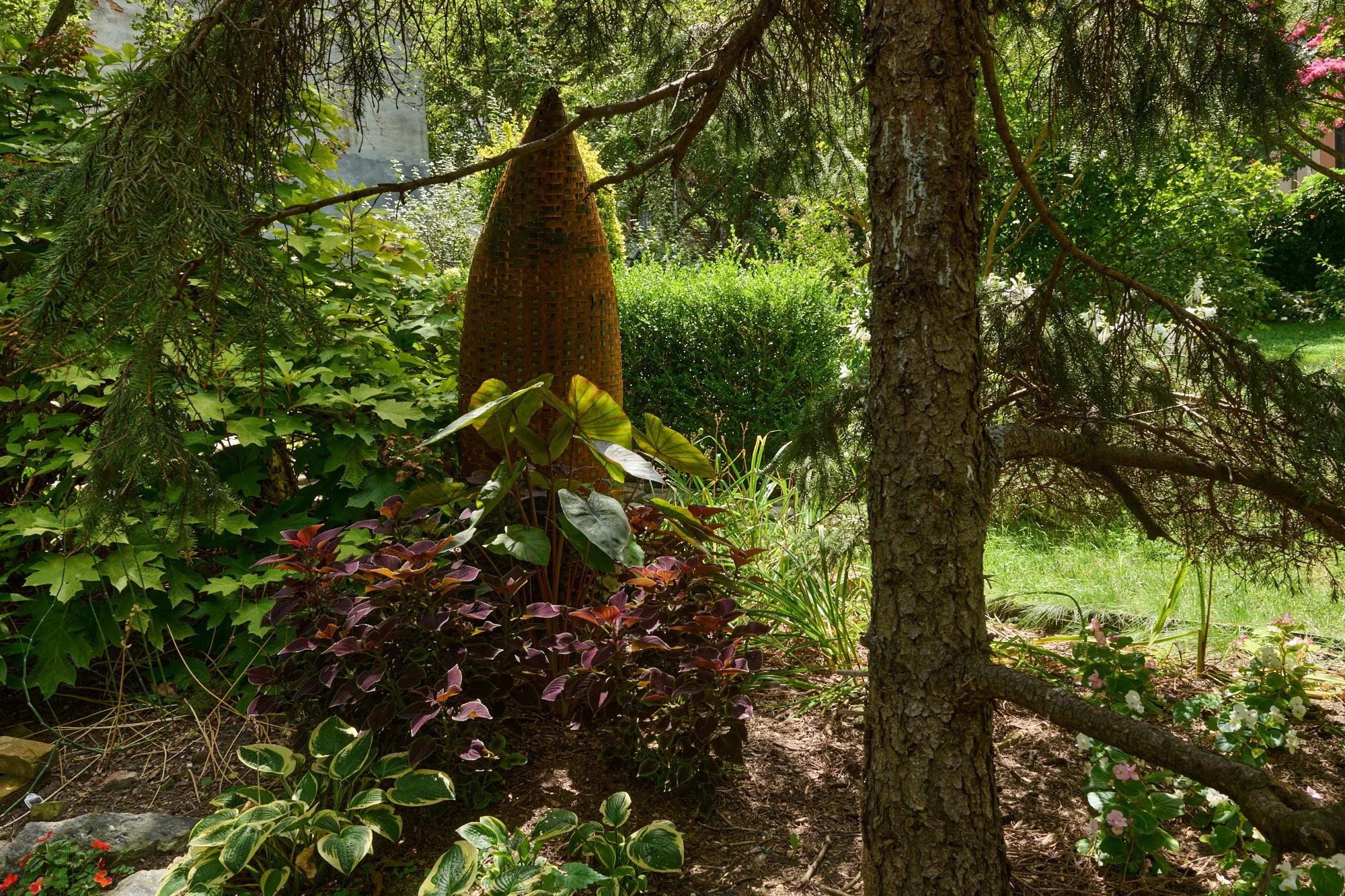 "Vessel"
Steel strapping, bailing wire
74” x 35” x 24”, 2017 (pictured in 2025)