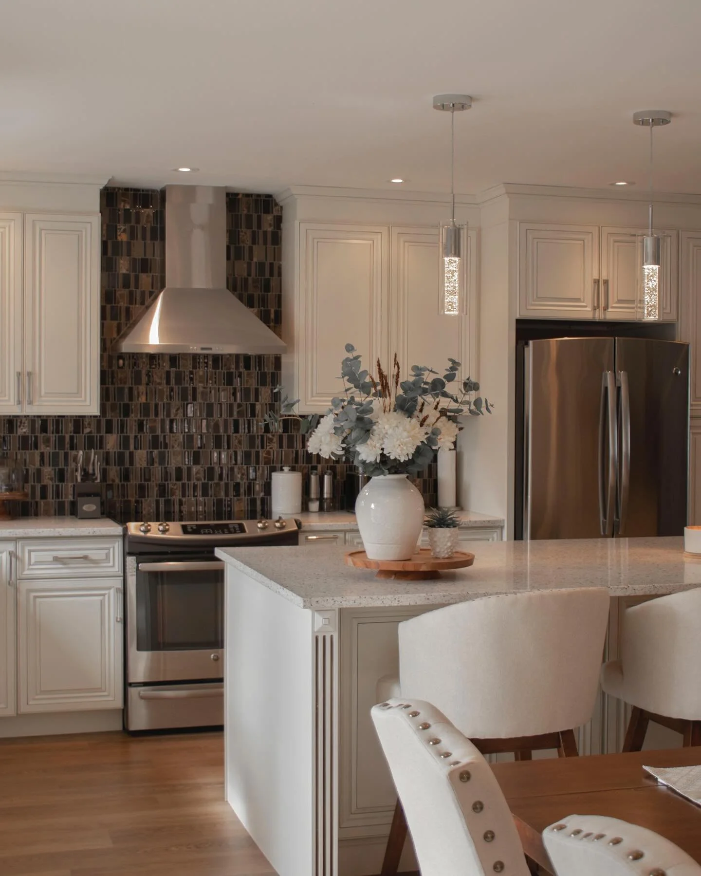 Un immense merci &agrave; nos clients @landry.manonmanlan et Johnny pour nous avoir fait confiance dans la r&eacute;novation de cette magnifique cuisine ! Que cet espace devienne le th&eacute;&acirc;tre de moments pr&eacute;cieux, de recettes partag&