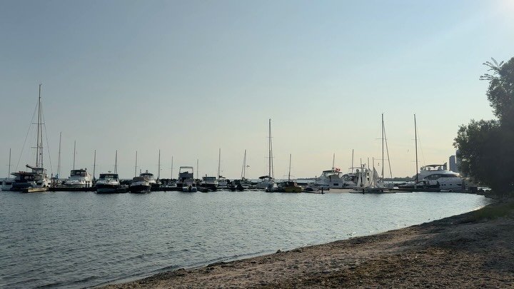 Enjoying the afternoon with a relaxing cruise by the lake. Stopping to smell the roses so to speak. Might as well soak up the sun before it gets cold again. 

#toronto #torontoclx #6ixclx #torontophotographers #triban #lakeontario #sunset