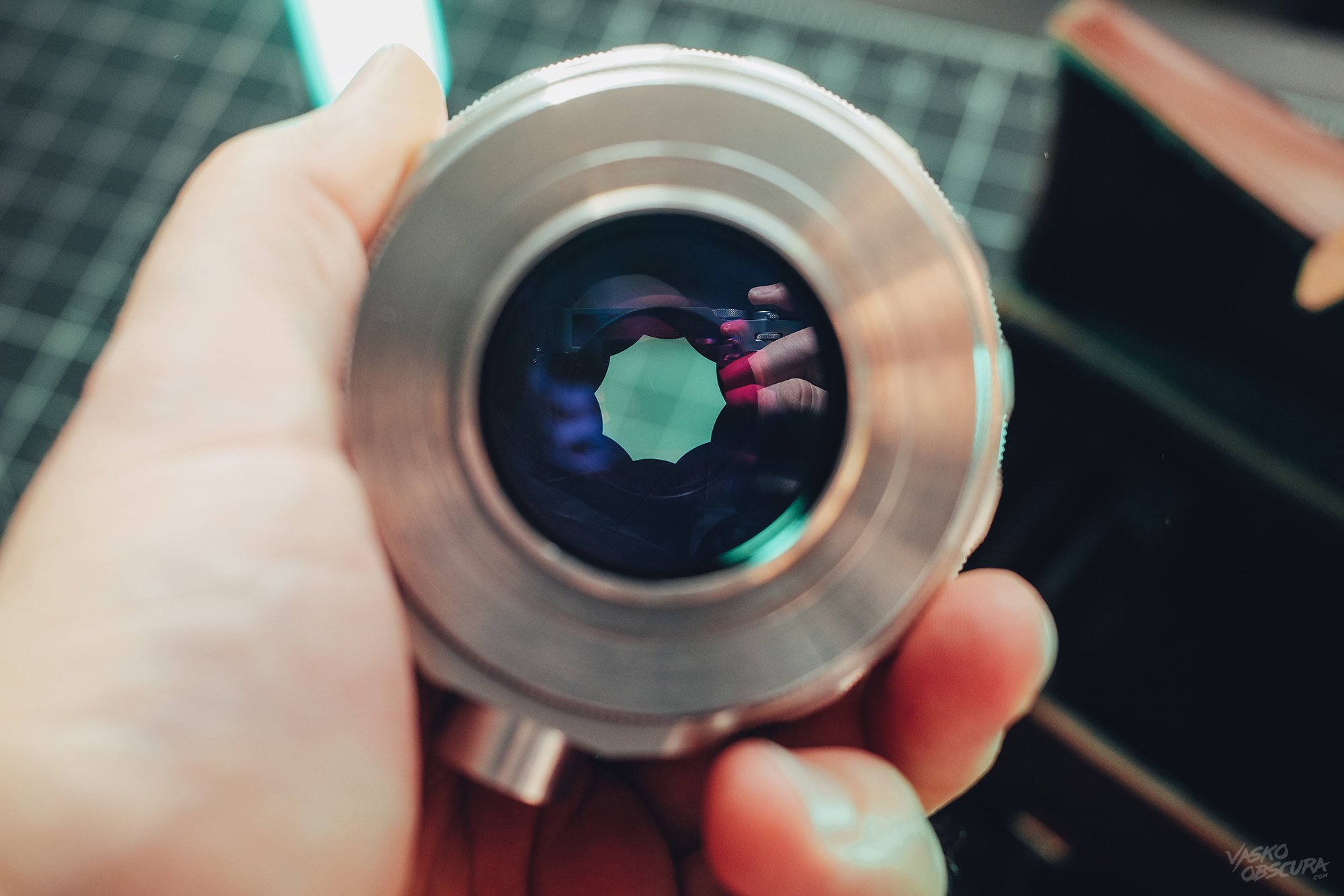 Picture showing the the Helios-40 aperture blades stopped down into their buzzsaw bokeh configuration.