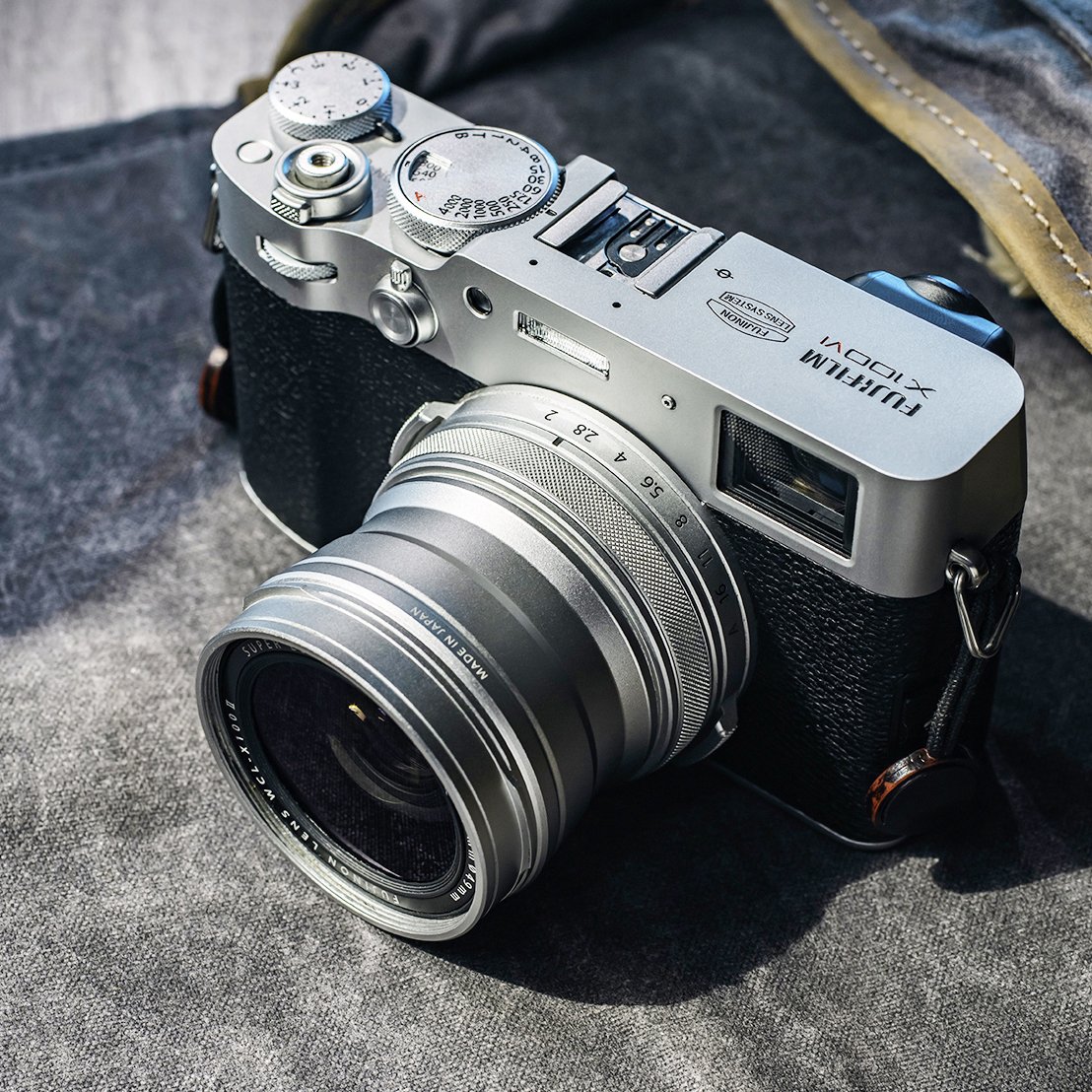 Picture of the Fujifilm WCL-X100 II mounted on the Fujifilm X100VI
