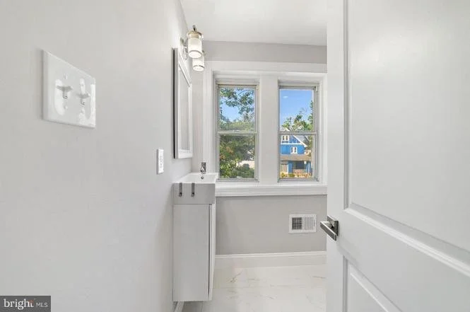 8 Fern Street bathrooom 3.jpg