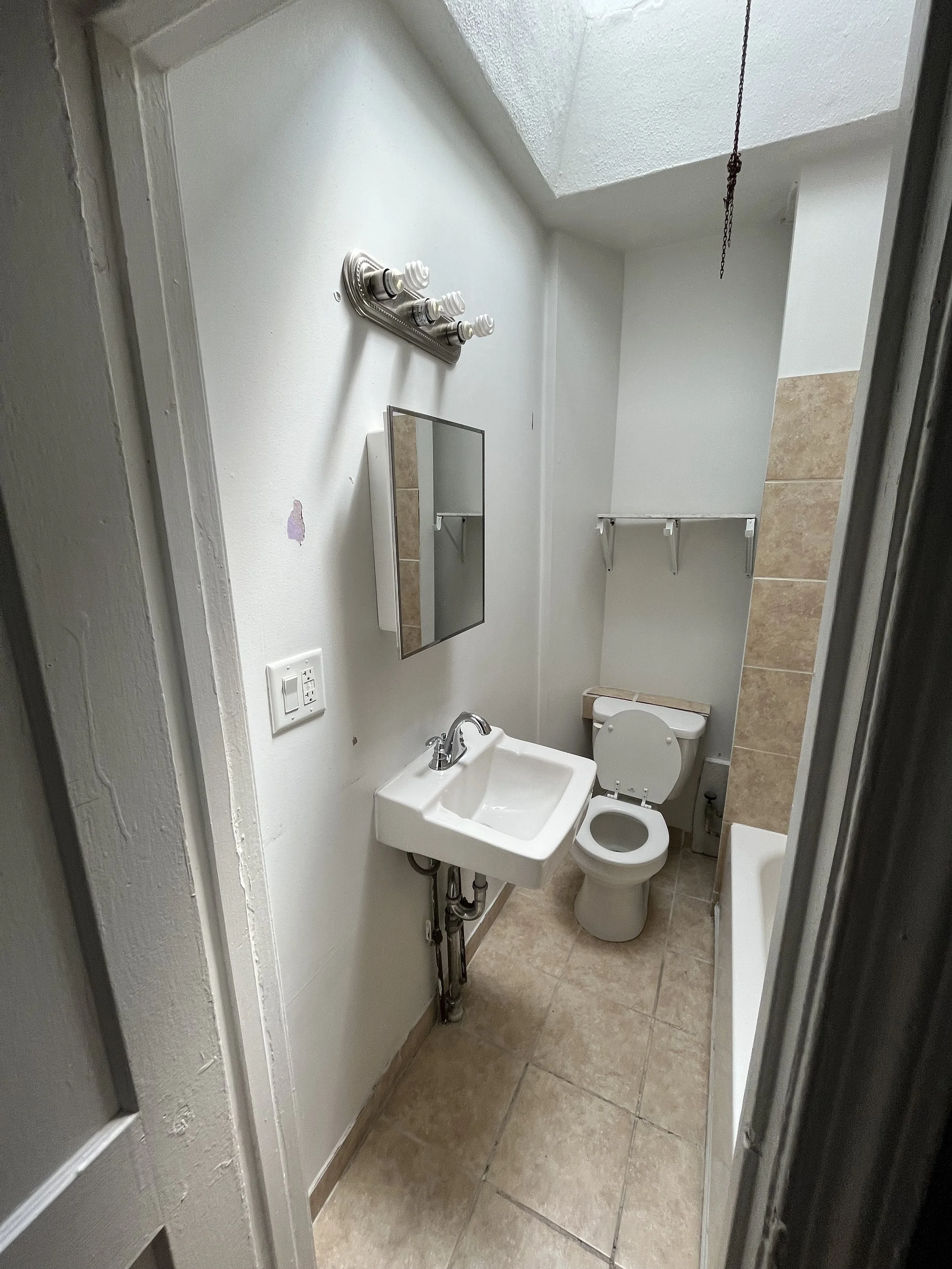 4 3858 Haverford Bathroom .jpg