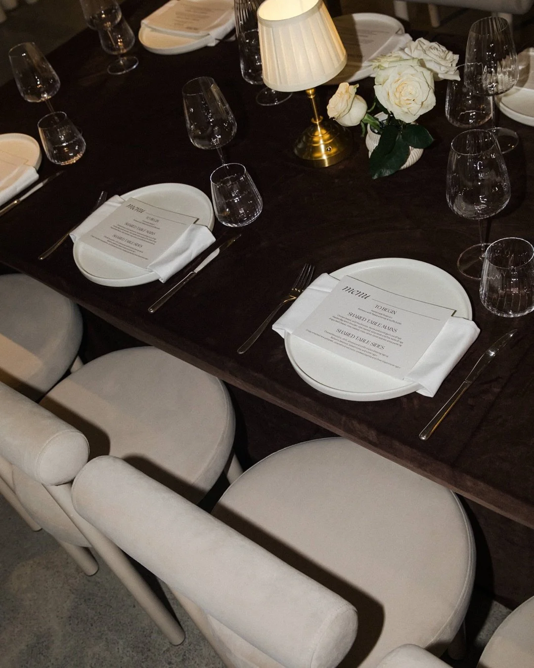 soft textures, warm tones, and understated elegance for Little Wolf&rsquo;s tasting evening. 

ft.
~ Harry Velvet Chair (Sand)
~ White Wooden Table
~ Ribbed Plinths
~ White cylinder leaner

@littlewolfweddings
@spaceoncrummer
@lydiarachelphoto
@wildl