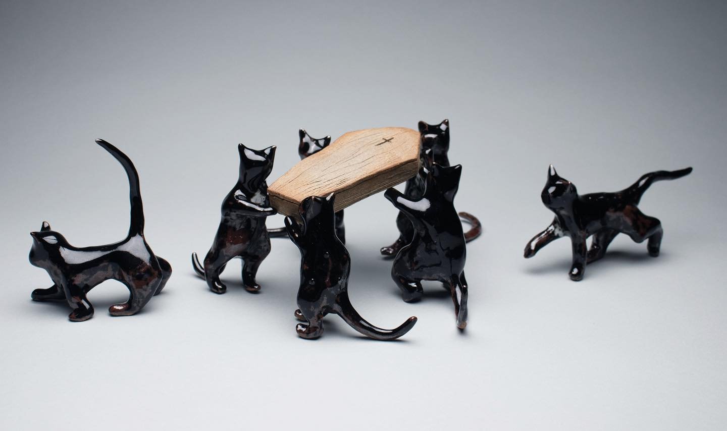 The King of Cats is dead! Part of my thesis 🐈&zwj;⬛🐈&zwj;⬛🐈&zwj;⬛⚰️🐈&zwj;⬛🐈&zwj;⬛🐈&zwj;⬛
-
-
-
#kingofcats #cats&igrave;th #cait #folklore #ceramics #thesis #illustration #sculpture