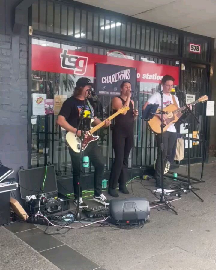 Thanks for having us @mainstreetmordialloc! 

We love getting asked to be part of such great community events like this!

Here's a @missyhigginsmusic classic and a song about an octopus 🐙