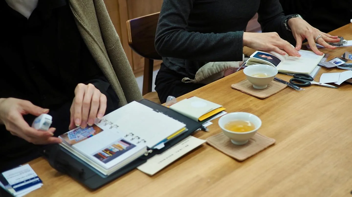 지난 주말, 『제로 일기』 기록 차담회를 잘 마쳤습니다.🍵

차를 마시며 한 해의 시작을 천천히 돌아보는 자리였던 만큼, 현장은 차분하고 따뜻한 분위기였어요.
각자가 해오던 기록 이야기, 요즘 기록하면서 느끼는 고민을 자연스럽게 나누다 보니 &lsquo;기록을 잘하는 법&rsquo;보다는 &lsquo;각자에게 맞는 방식&rsquo;에 대한 이야기가 더 많이 오갔던 시간이었습니다.
고개를 끄덕이게 되는 순간도, 조용히 웃음이 나는 순간도 있었고