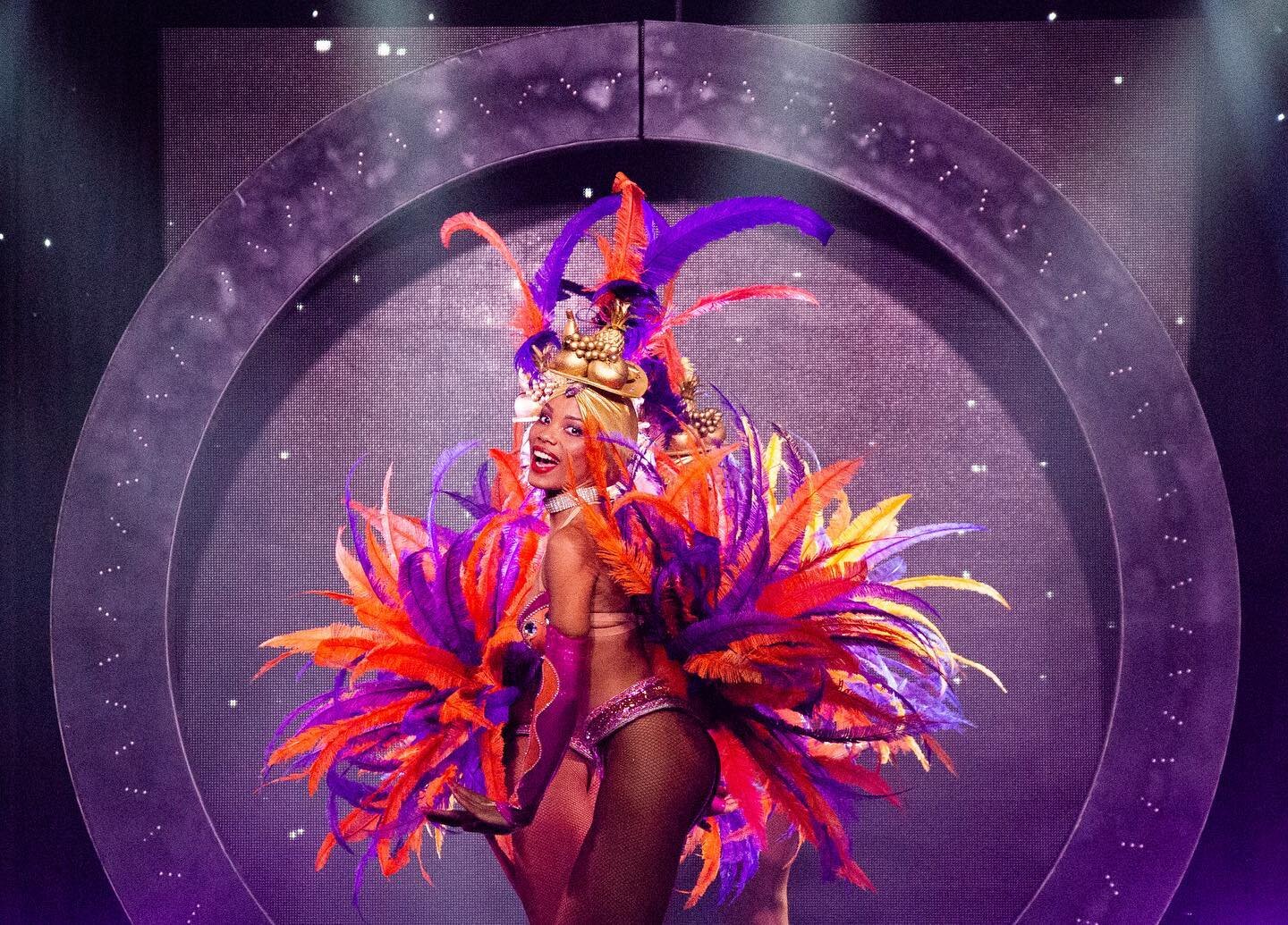 @kriokshow at @moustachecabaret 

📸 @l.crp_photographie 

#samba #showbresilien #brazilianshow #danseuse #dan&ccedil;arina #dancer #plume #brasil #show #cabaret #dance #sambabresienne #costumes #girl #sambadan&ccedil;a #cabaretshow #cabaretmoustache